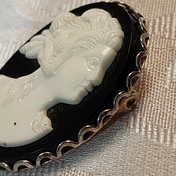 VINTAGE 1970s Black Onyx Ivory CAMEO BROOCH Silver Tone Frame LARGE Statement - Picture 4 of 9